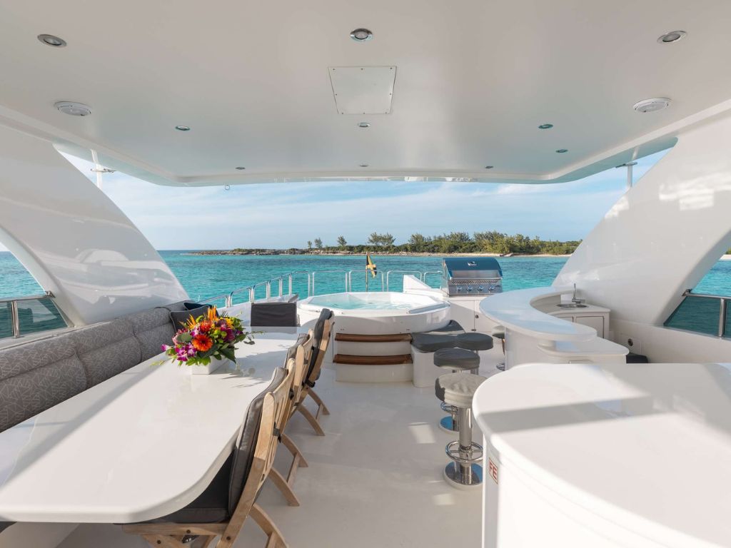 Flybridge of the 100 Hargrave with jacuzzi and sunpads