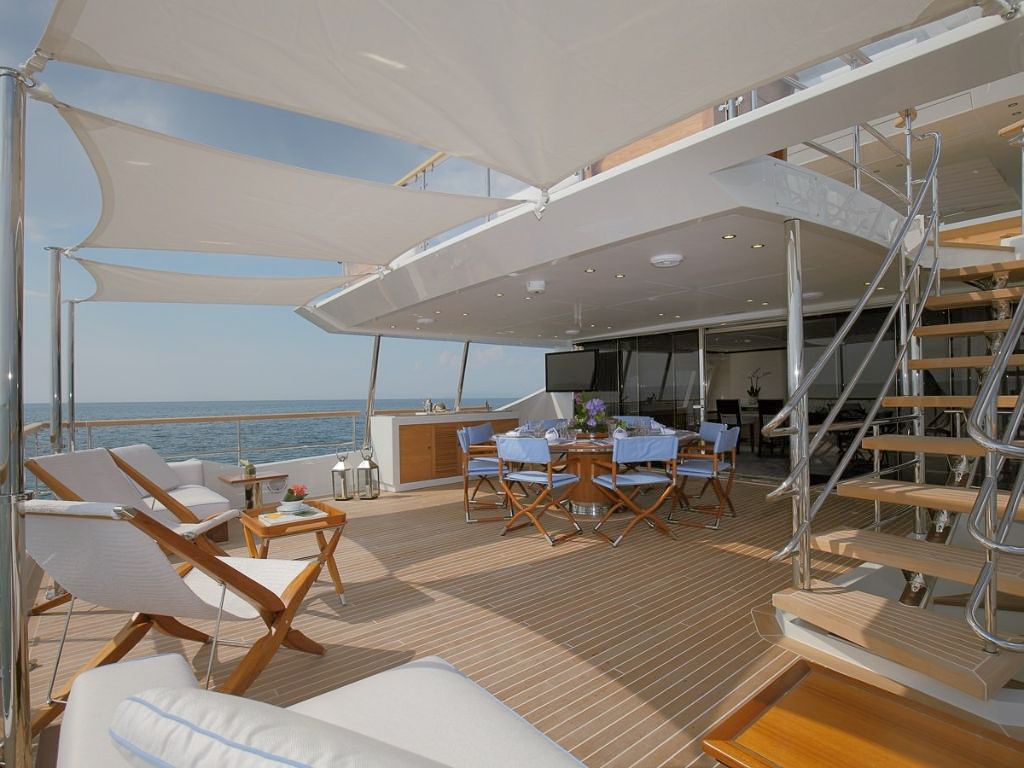 125 Benetti jacuzzi on deck