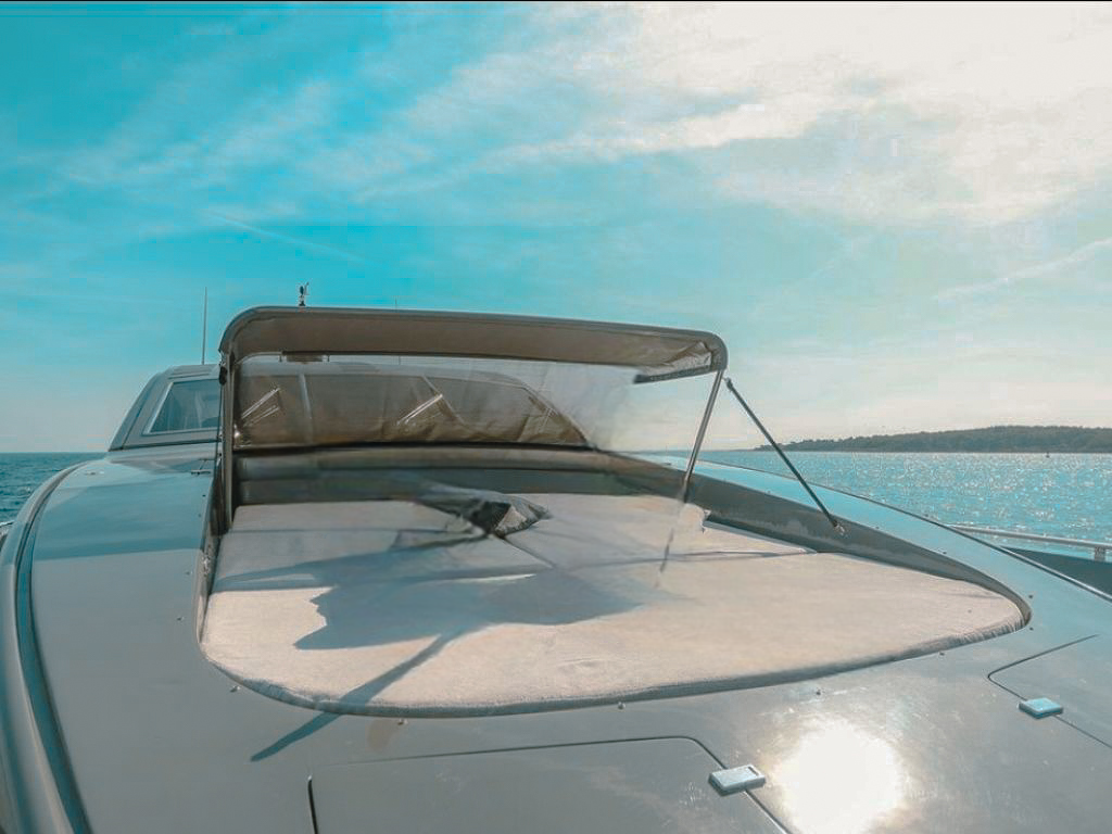 Bow of 94 Leopard with large sunpad and Jacuzzi