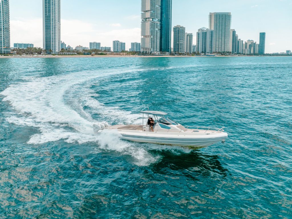 44 Capelli in Miami waters at sunset