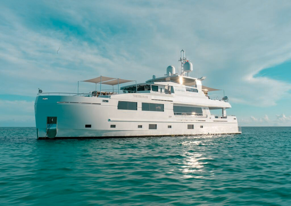 Jacuzzi on the deck of the 104ft Mengi Yay yacht