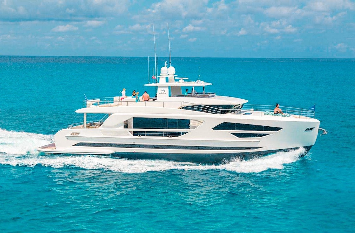 87 Horizon superyacht with jacuzzi for charter in The Bahamas
