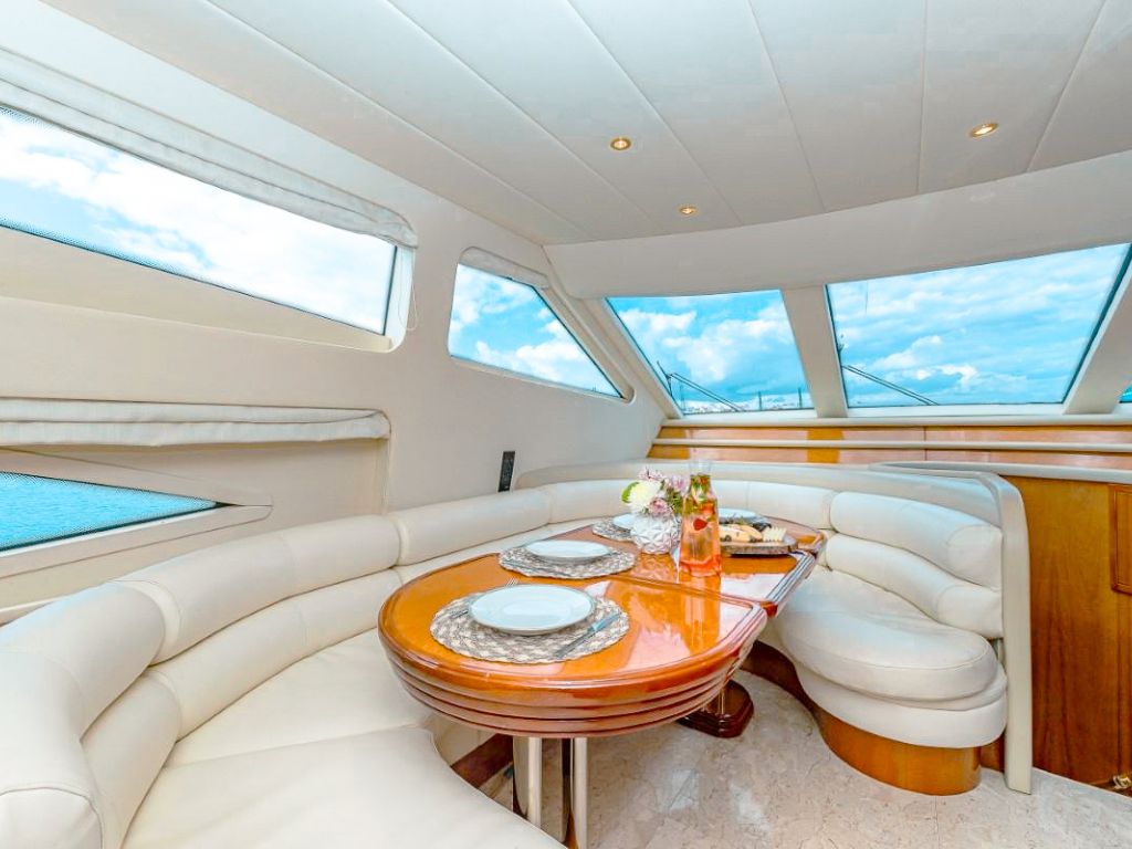 Stern of Azimut 80 yacht with water access