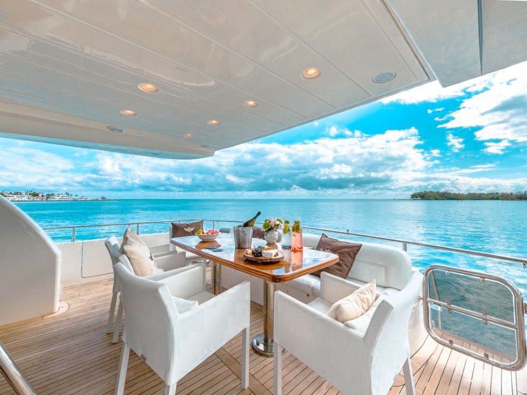 Interior salon of Azimut 80 yacht