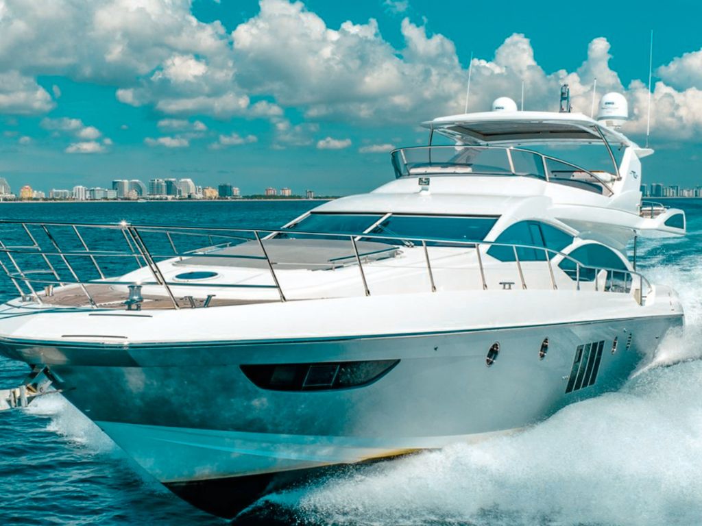 70 Azimut III stern with water access