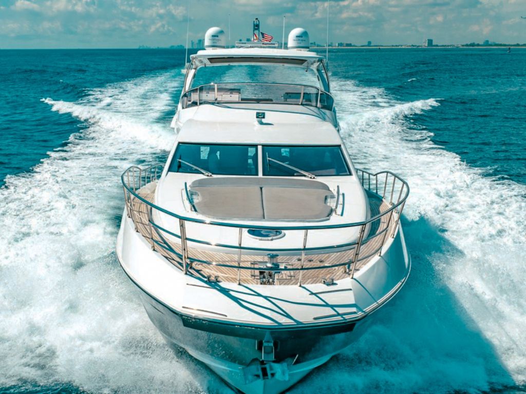 70 Azimut III bow deck lounge area