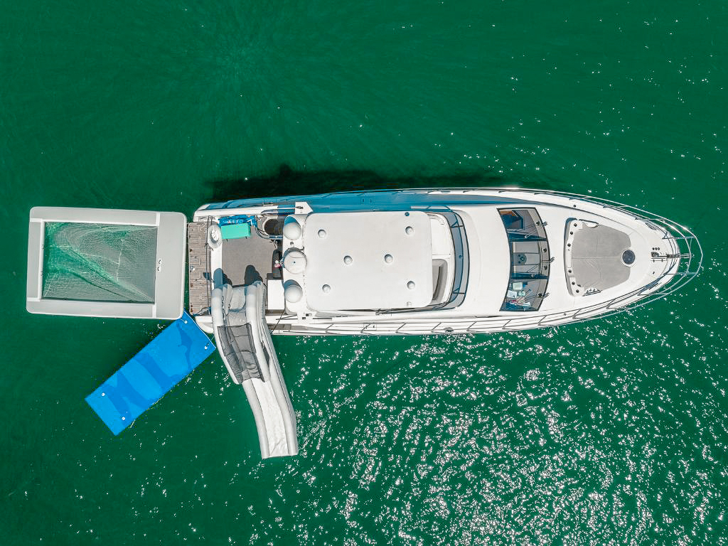 Upper deck and helm of the 60 Azimut S II