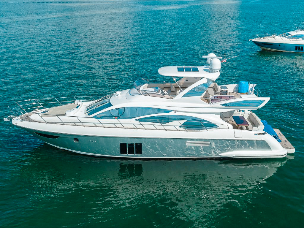 Side view of the 60 Azimut S II yacht cruising
