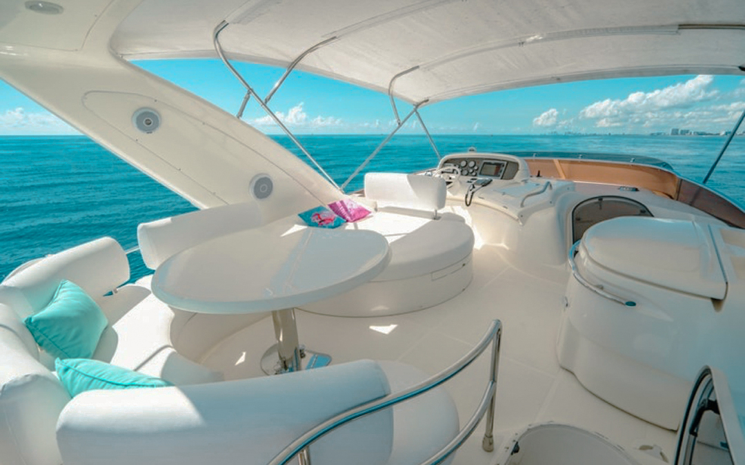 Rear deck and swimming platform of the 68 Azimut V yacht