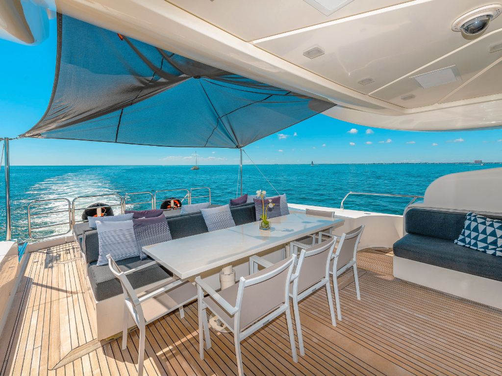 100 Leopard yacht on the move at sea