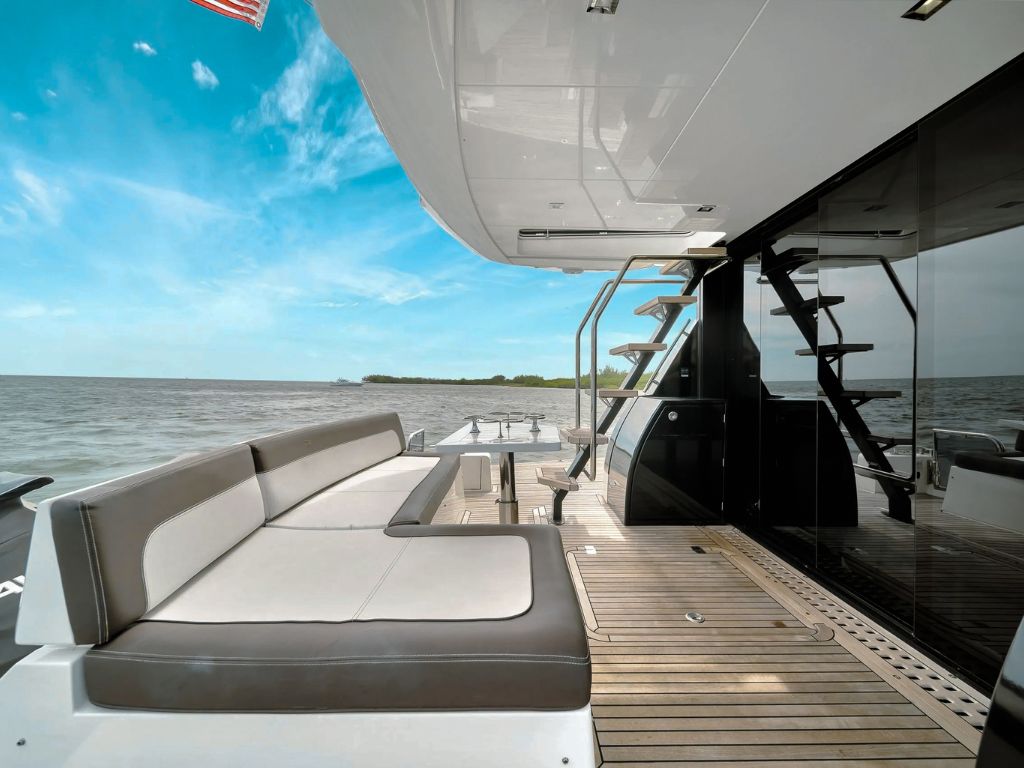 Galeon 55 Master Cabin - Overnight Yacht Miami