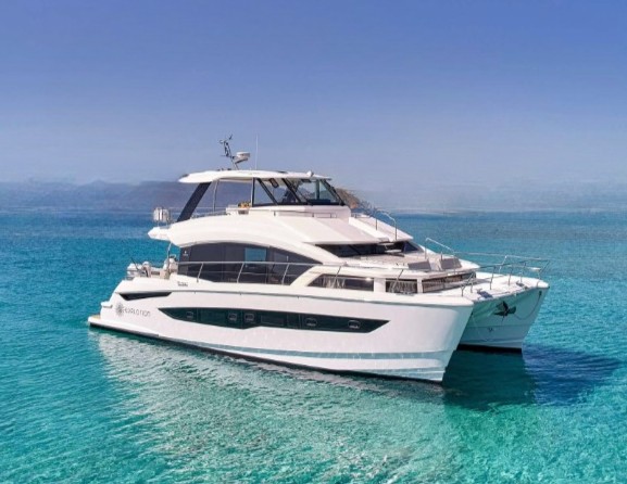 Luxury 74' Sunseeker yacht charter departing from Fort Lauderdale for a group outing