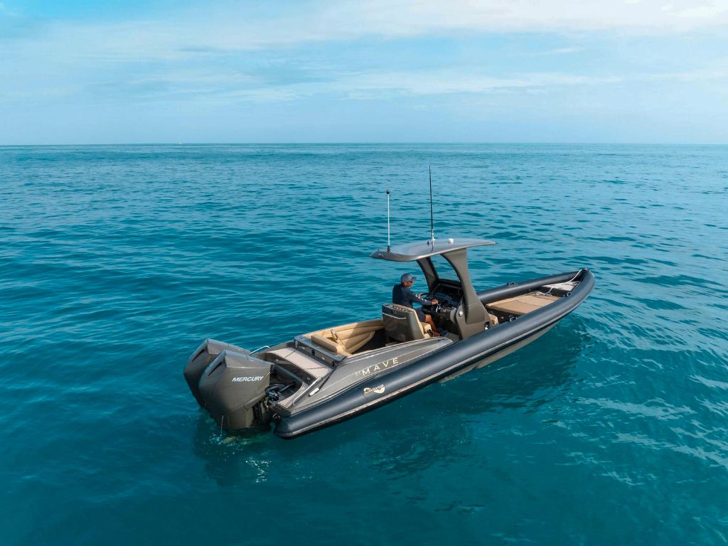 Master cabin of the 87 San Lorenzo II yacht