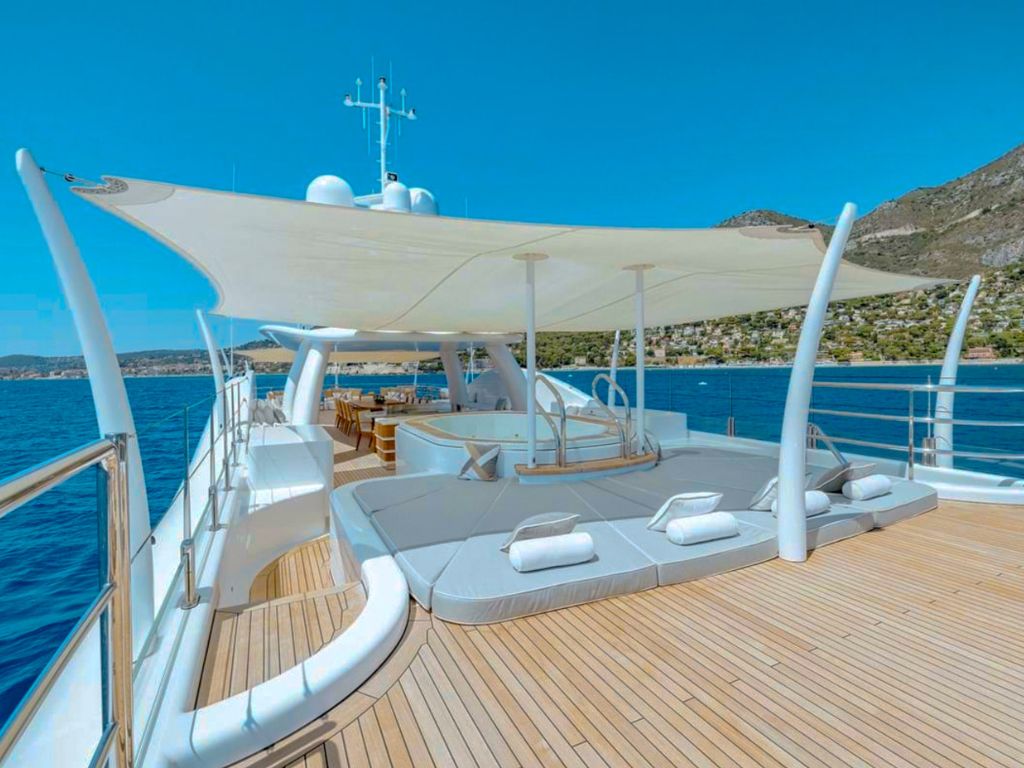 Luxury yacht 180 Amels master bedroom