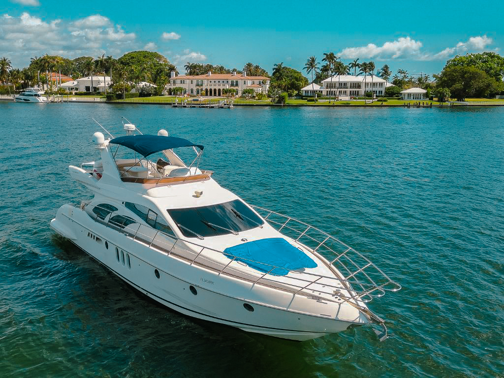 62 Azimut III flybridge with dining table