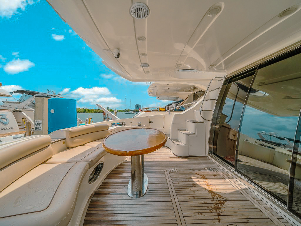 62 Azimut III salon interior