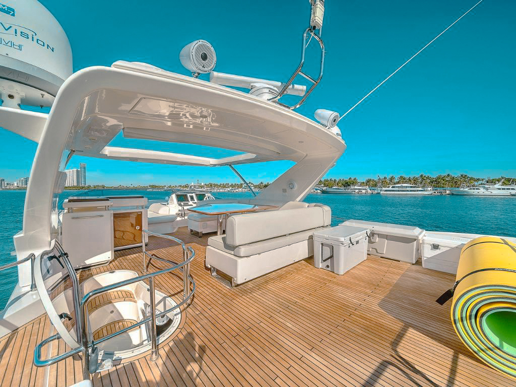 Master cabin of 70 Azimut I yacht