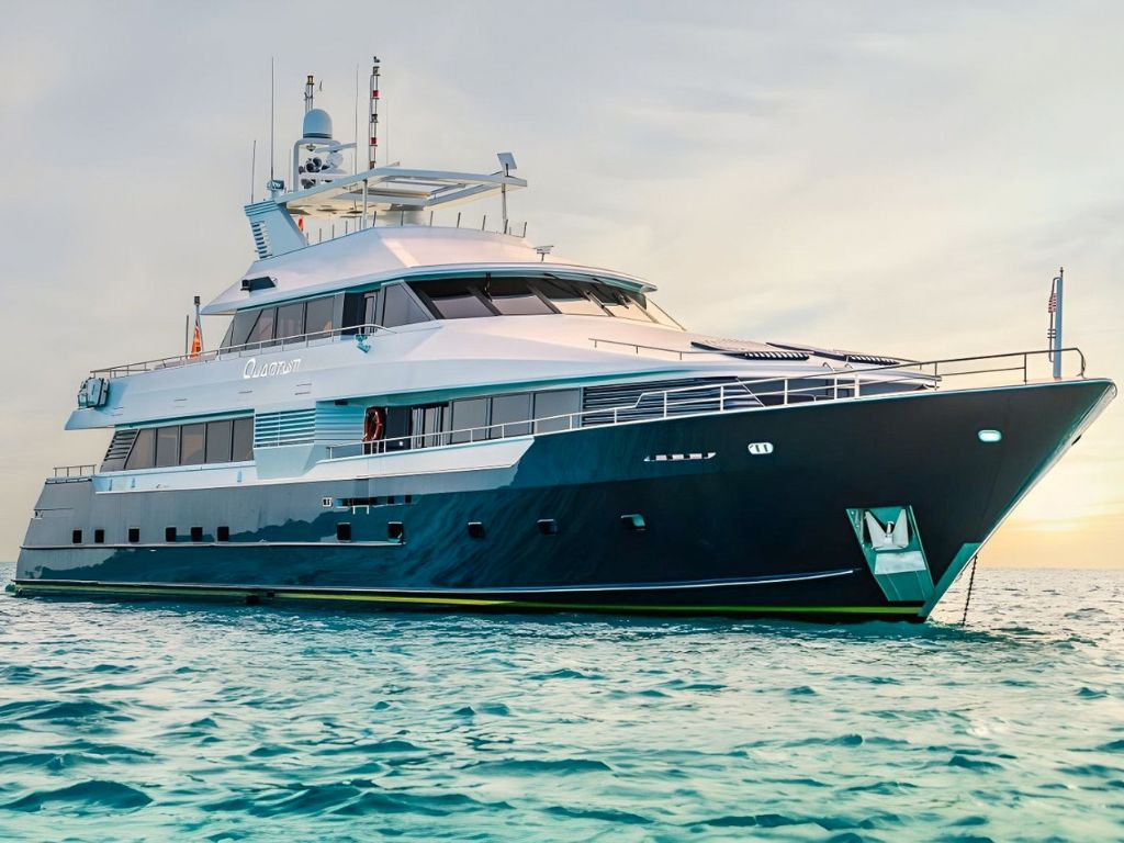 125 Broward yacht deck with seating