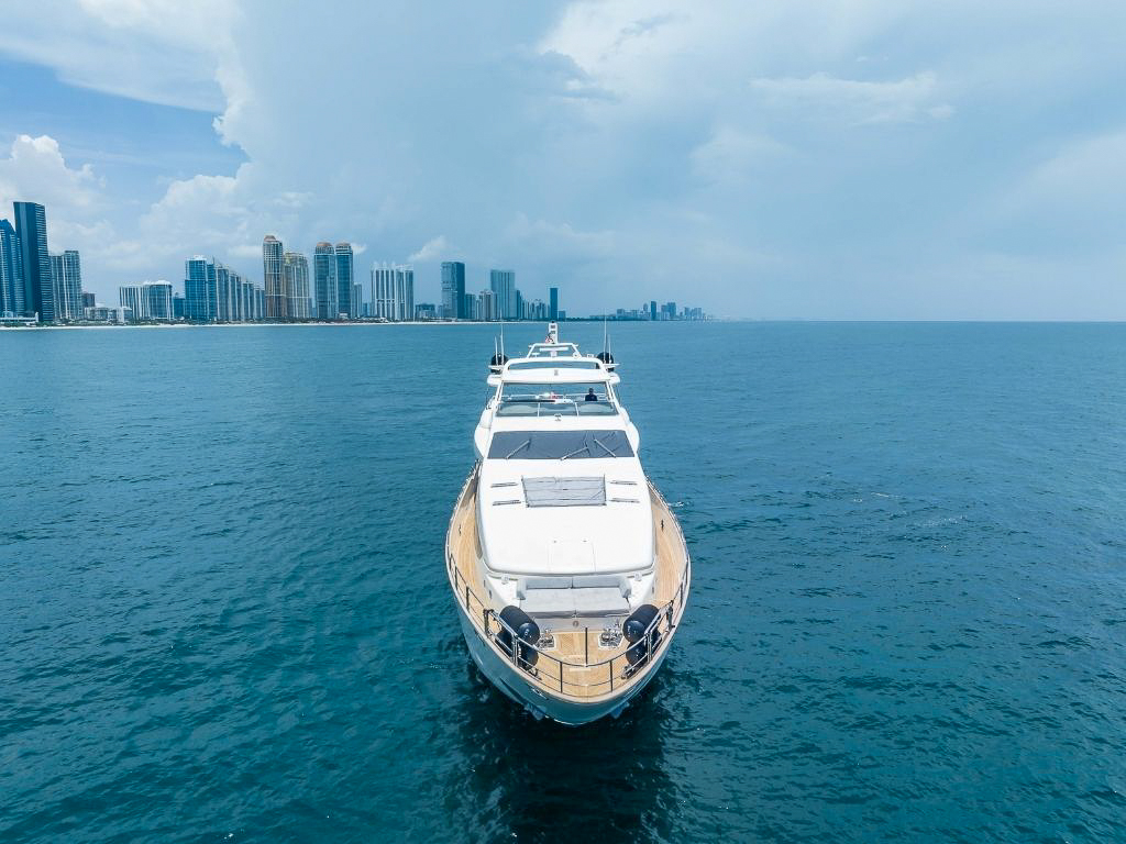 116 Azimut Yacht main deck and lounge area