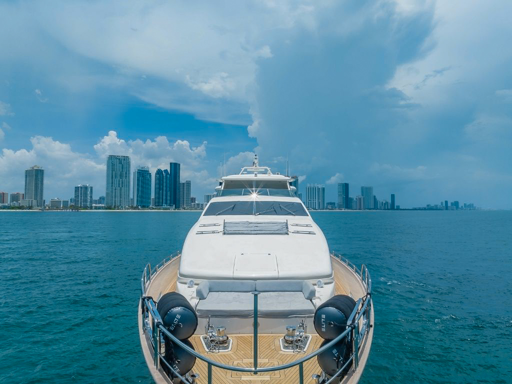 116 Azimut Yacht luxurious master bedroom