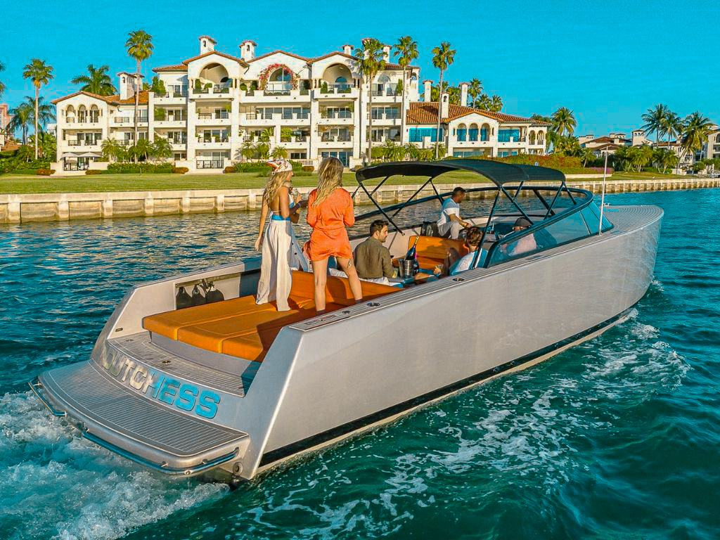 Aft deck and swimming platform of the 40 Vandutch II yacht