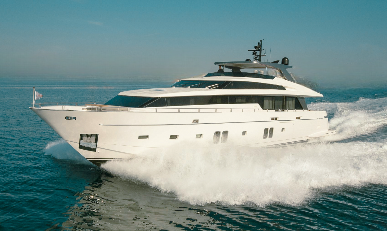 105 San Lorenzo superyacht with Jacuzzi available for Bahamas charter